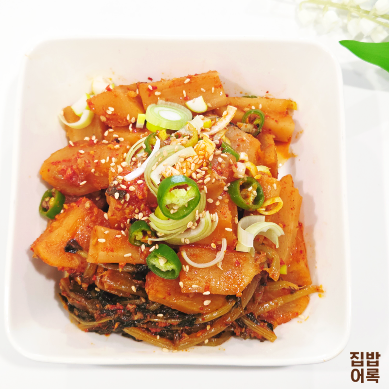식으면 더 맛있는 총각무지짐 레시피, 들기름 먼저 볶는 이유
