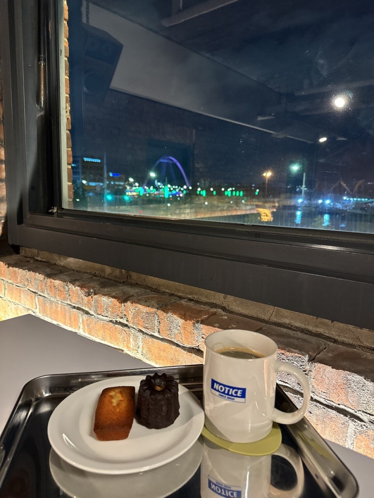  부산 중앙역 근처에 위치한 휘낭시에 맛집 카페, 뷰가 좋은 디저트 카페 노티스