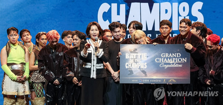 金여사, 필리핀서 'K팝 댄스' 경연대회 참석…