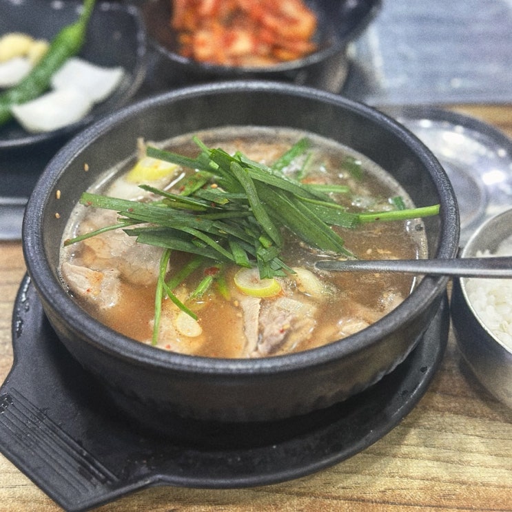  부산여행 도착해서 본전돼지국밥 가려다 웨이팅 심해 신창국밥 부산역점으로 가게 됐지만 추천 리뷰.