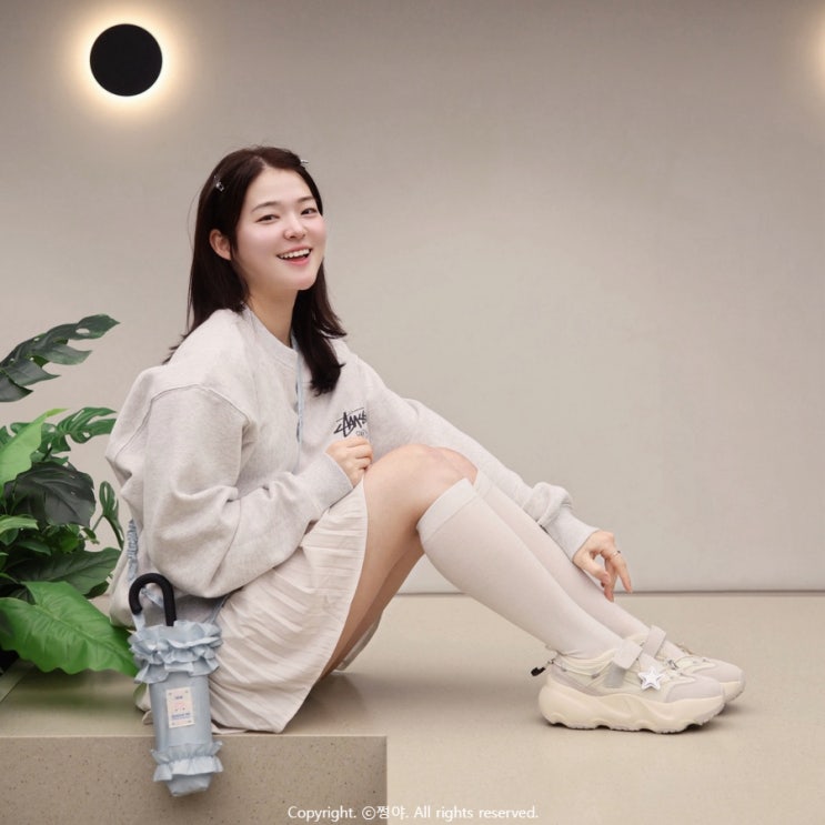  락피쉬웨더웨어 X 아일릿 여자 봄코디 스니커즈 우산 추천