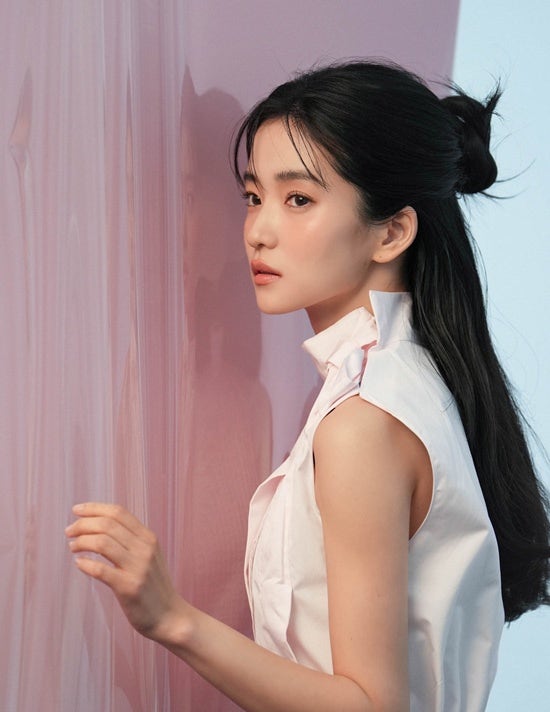 Kim Tae-ri's Freckle Makeup Transformation: Her Chameleon-like Charm Perfectly Suits the Look