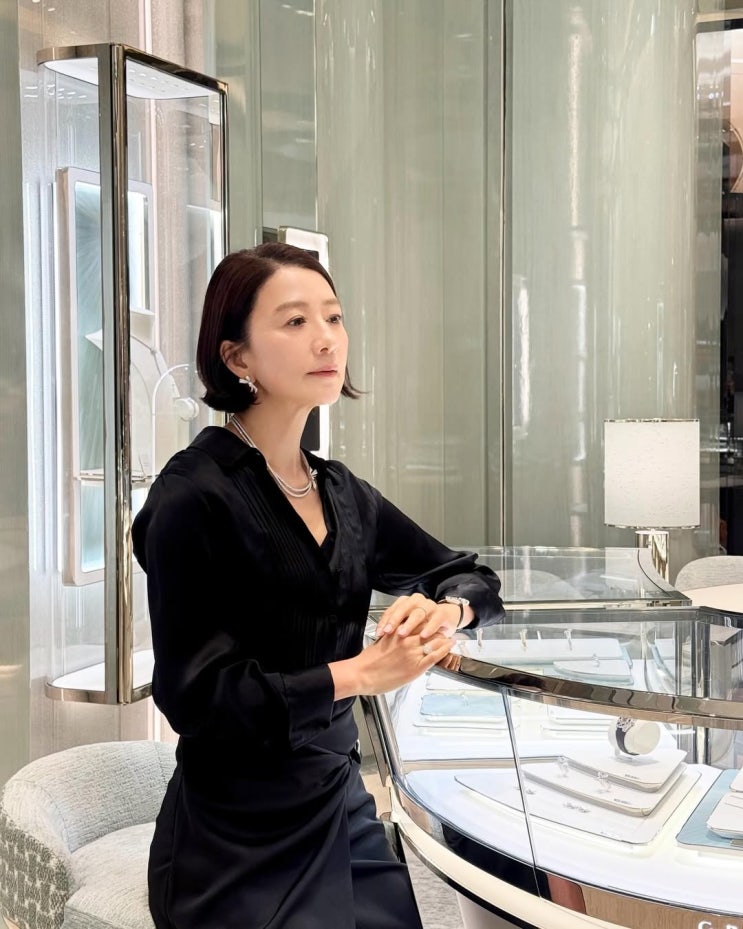  59세 김희애, 블랙 원피스와 함께 시크한 단발 변신 화제