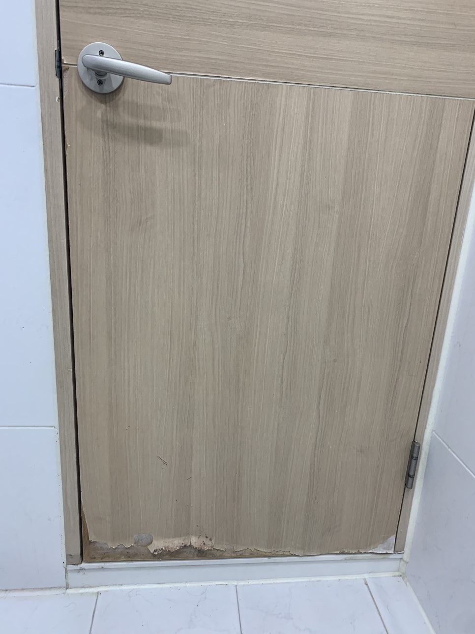 인천시트지업체 화장실 문 물이 부풀어올라 찢어져 복구작업