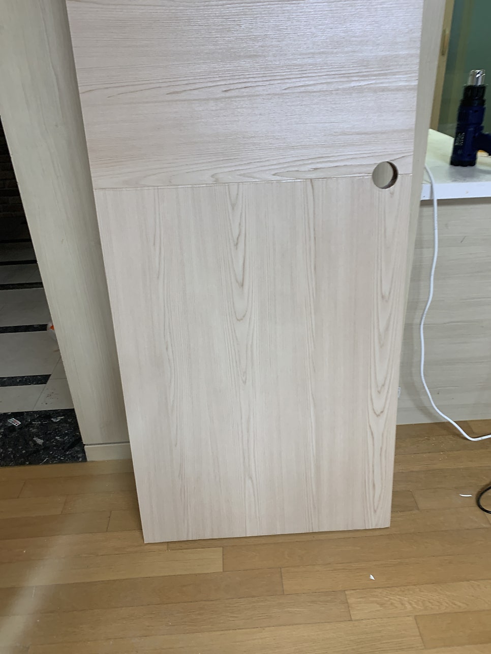 시트지보수 화장실문 물을 먹어 부풀고 찢어졌다면