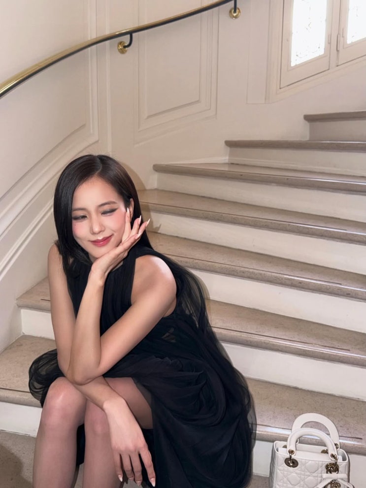  인간 디올의 재림, 고혹적 지수 블랙 시스루 원피스 코디