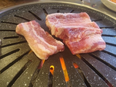 [신당역고기집] 고기가 부드럽고 밑반찬이 맛있는 이숙성 숯돼지 생갈비 돼지갈비 추천