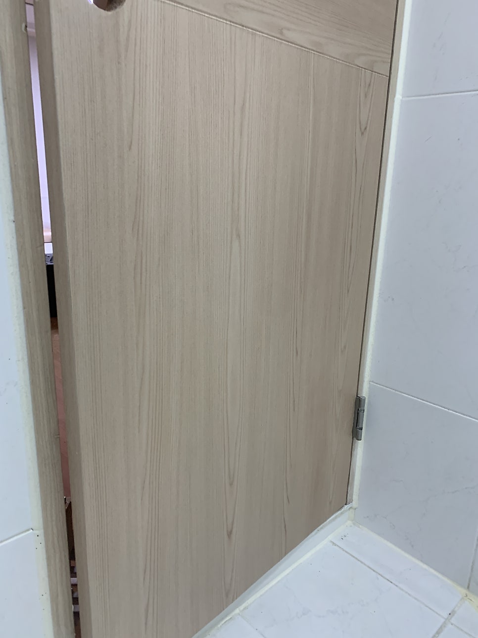 인천시트지업체 화장실 문 물이 부풀어올라 찢어져 복구작업