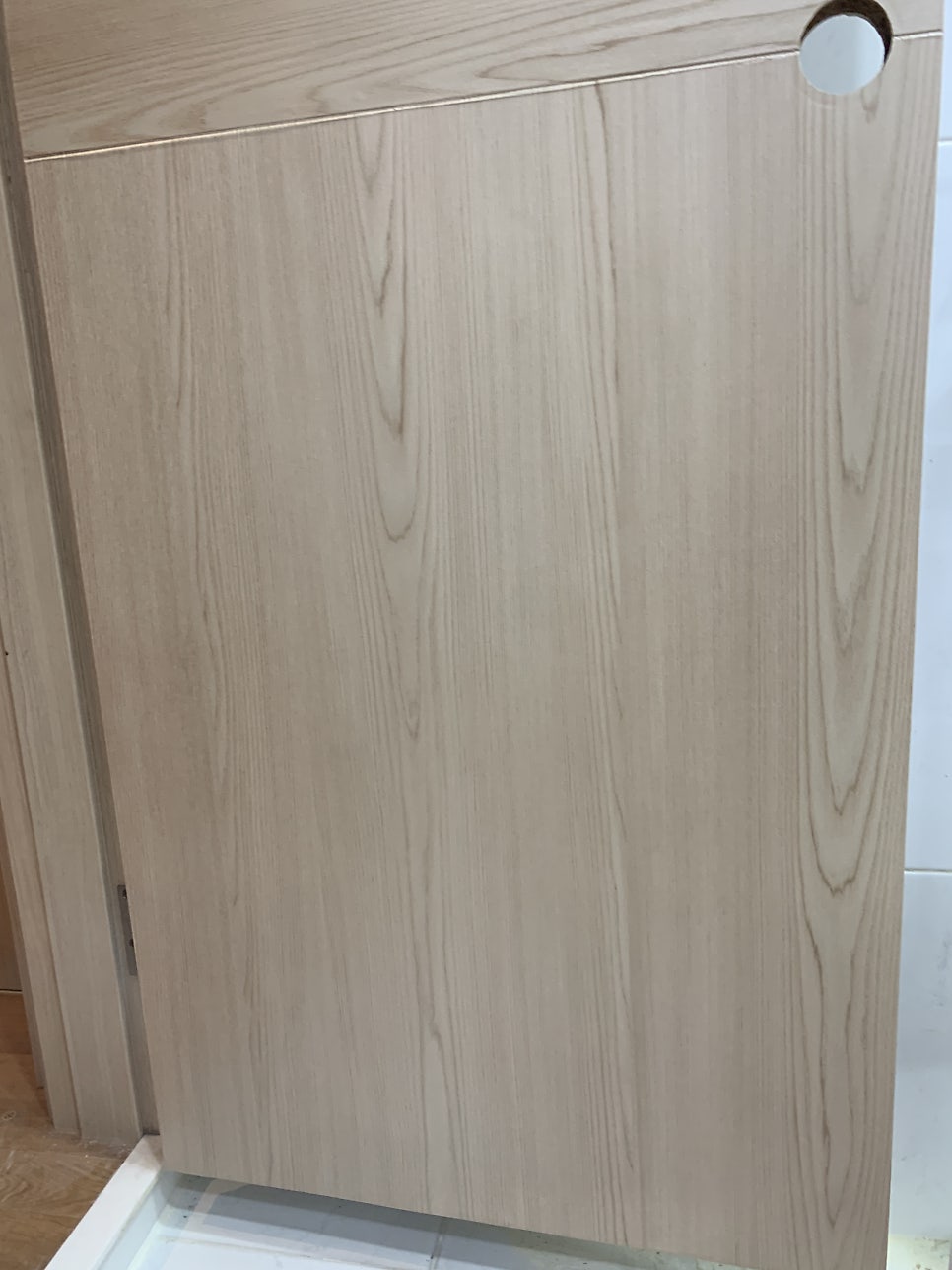 인천시트지업체 화장실 문 물이 부풀어올라 찢어져 복구작업