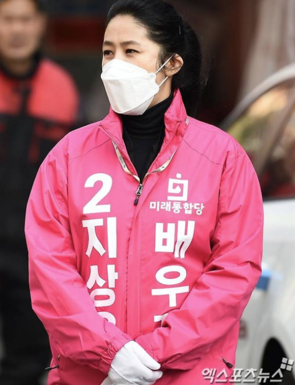   "살찐 모습?" 54세 심은하의 깜짝 근황 공개에 누리꾼들 설전