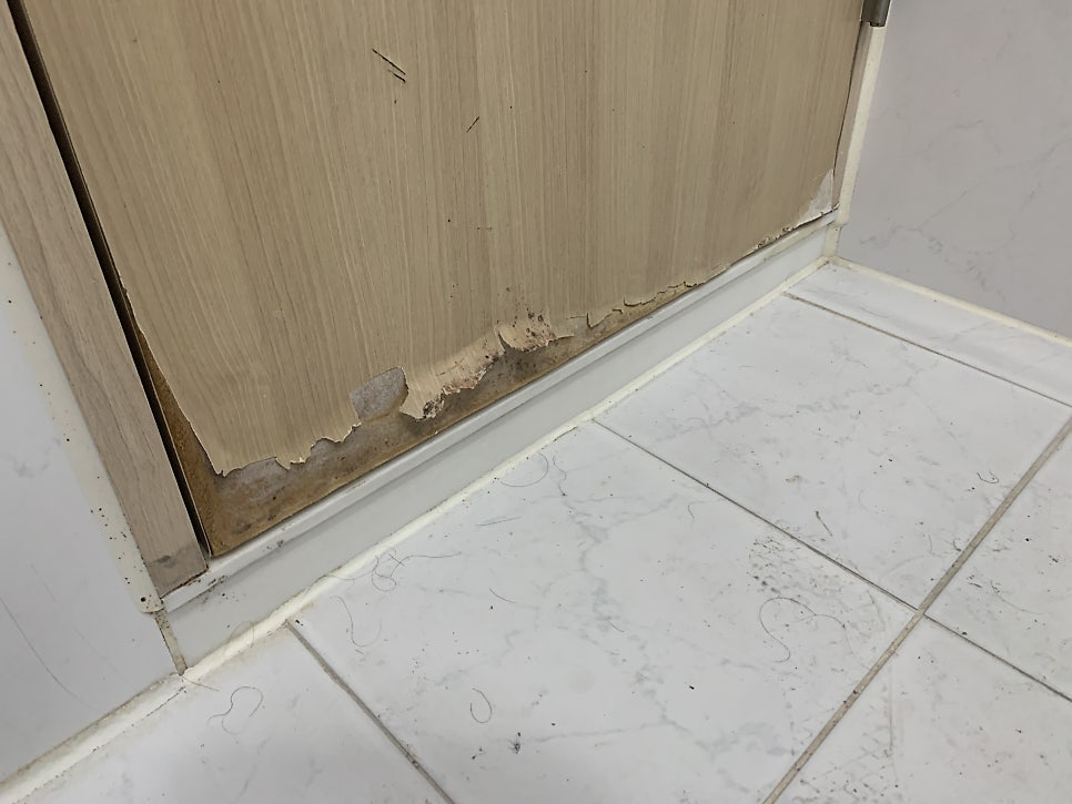 시트지보수 화장실문 물을 먹어 부풀고 찢어졌다면