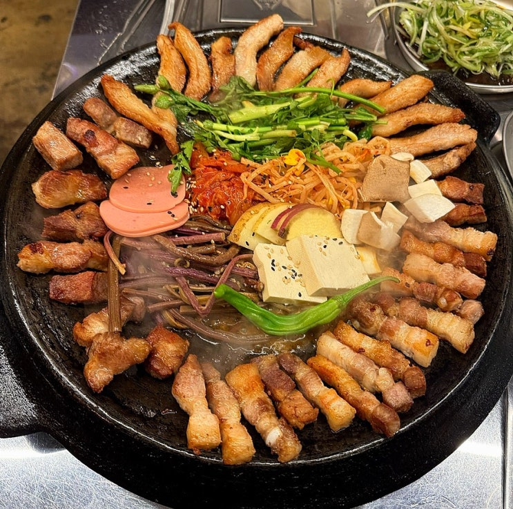  건대입구 솥뚜껑 삼겹살 기름칠 고기 구워주는 집