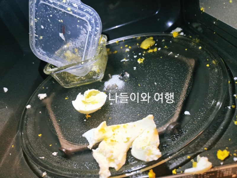 전자레인지에 삶은 달걀 데우지 마세요