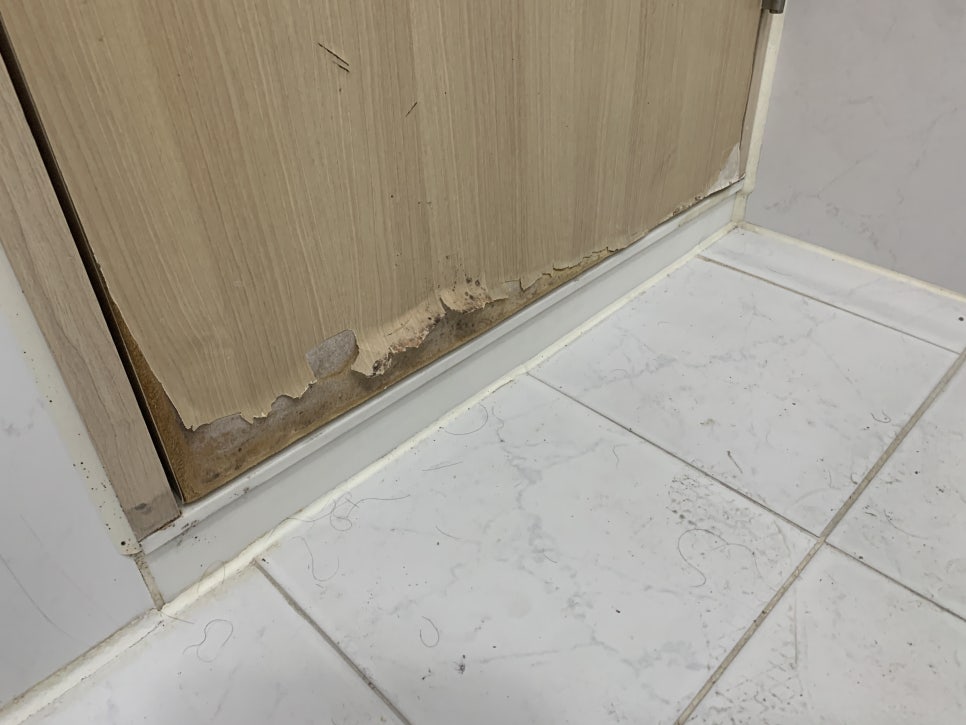 인천시트지업체 화장실 문 물이 부풀어올라 찢어져 복구작업