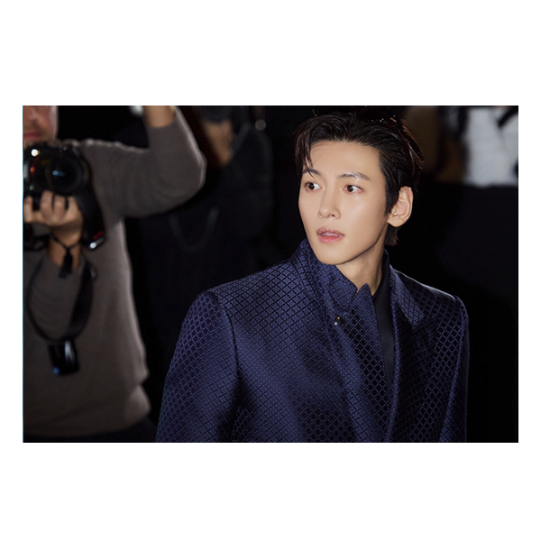 "미친"… 최근 지창욱 수트핏.. 파리패션위크 근황.jpg