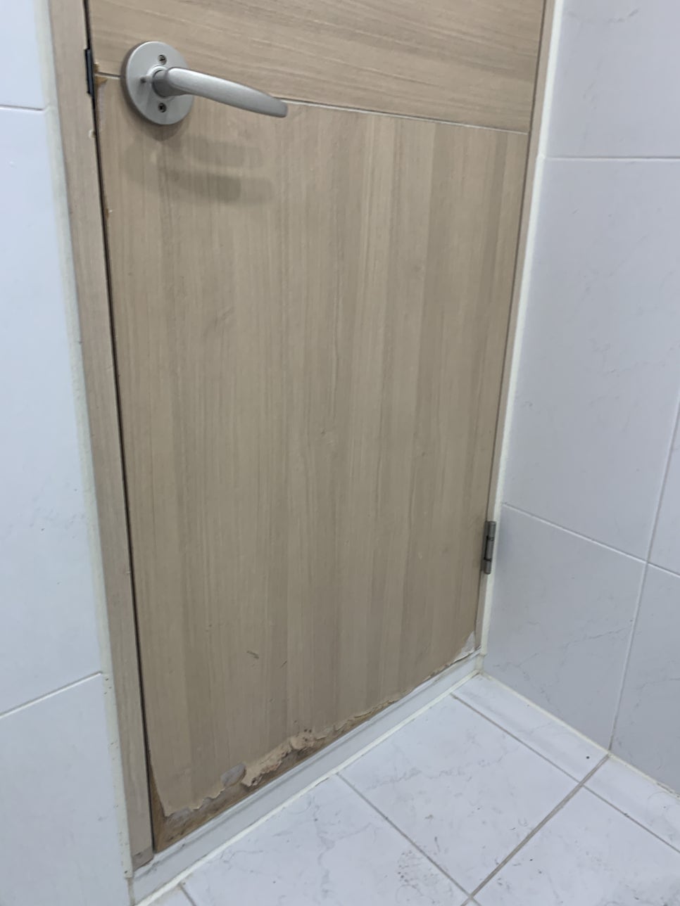 인천시트지업체 화장실 문 물이 부풀어올라 찢어져 복구작업