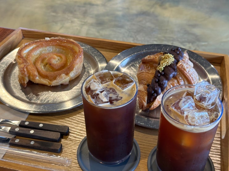  아산 신정호 내돈내산 두바이 초콜렛 크로와상 솔직리뷰 대형카페 컨스턴트 베이커리카페