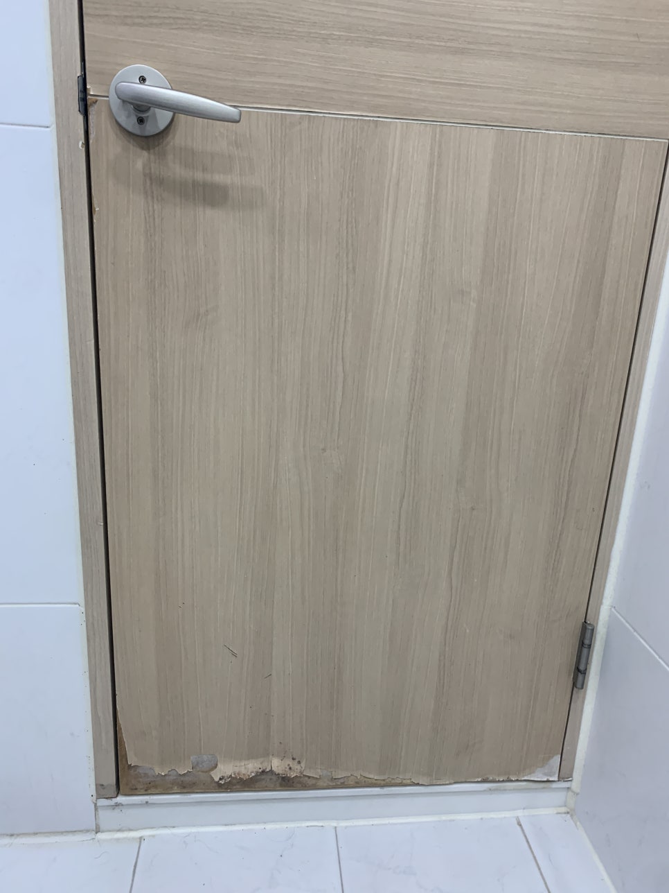 부천 시트지 업체 화장실 문 물먹어서 원상복구 작업