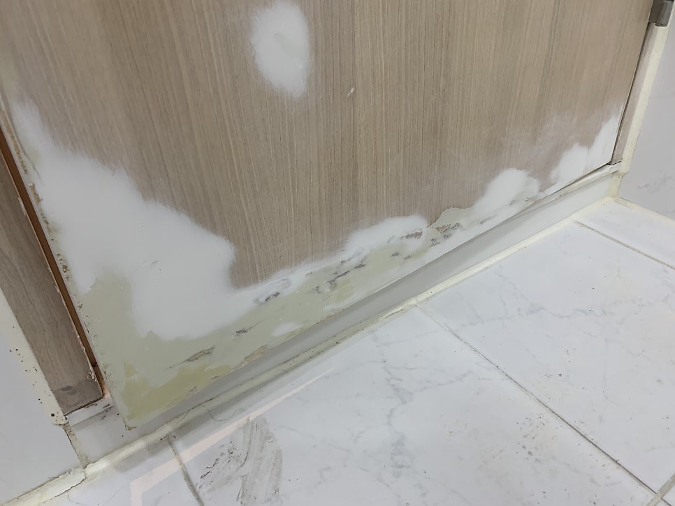 시트지보수 화장실문 물을 먹어 부풀고 찢어졌다면