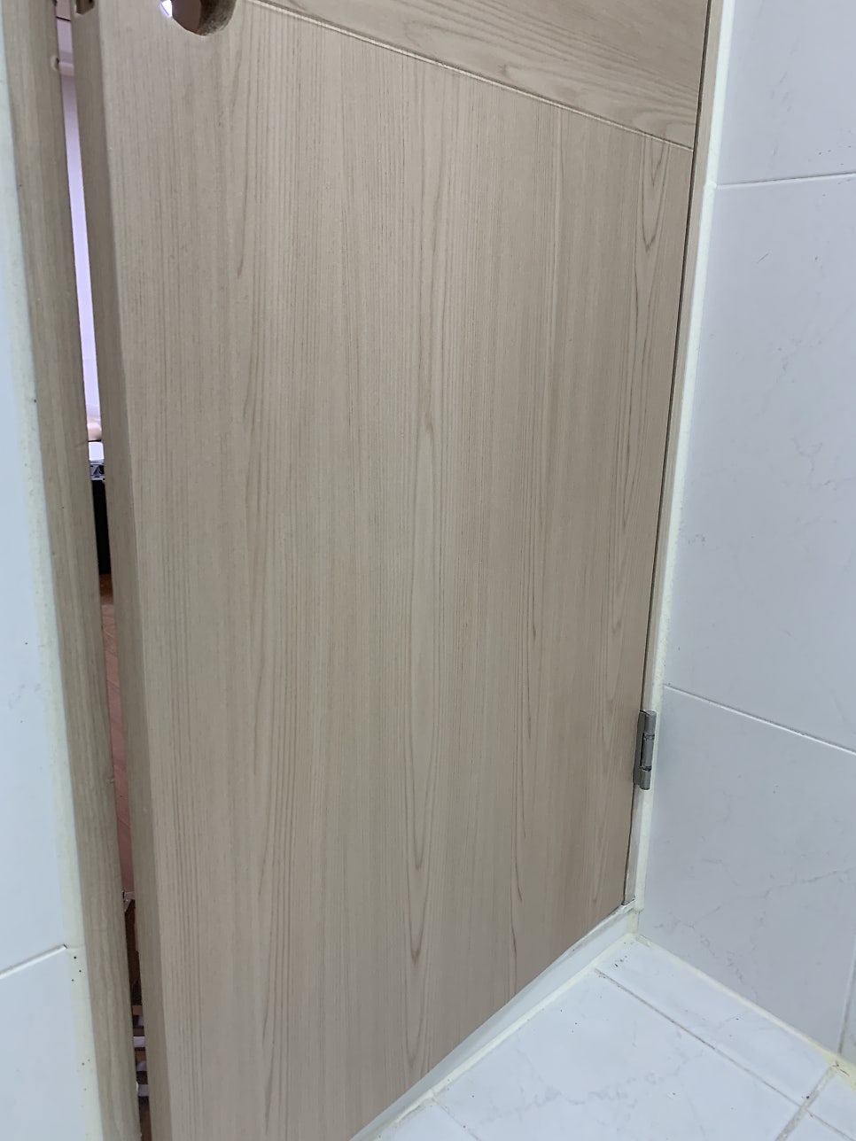 시트지보수 화장실문 물을 먹어 부풀고 찢어졌다면