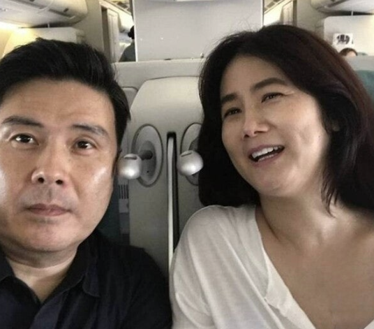   54세 레전드 미모 심은하 근황 포착! 여전한 청순미에 지상욱 전 의원과 달달한 모습