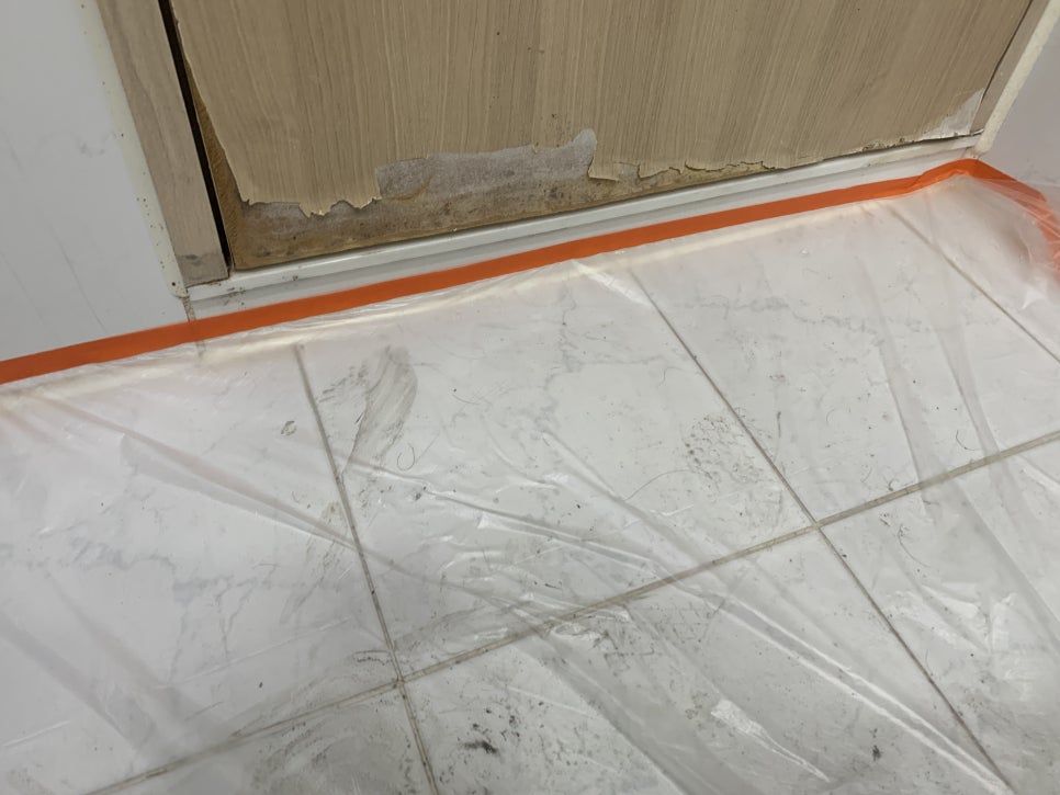 시트지보수 화장실문 물을 먹어 부풀고 찢어졌다면