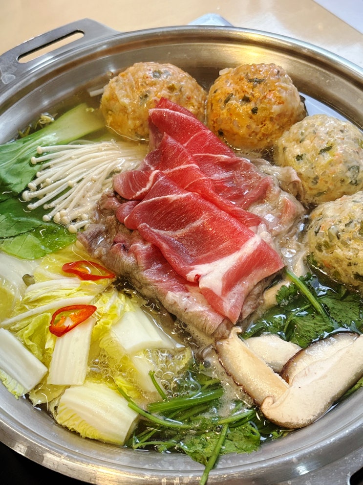  자극없이 진한 맛, 어른 입맛 저격한 프리미엄 전골 '방이굴림만두떼굴'