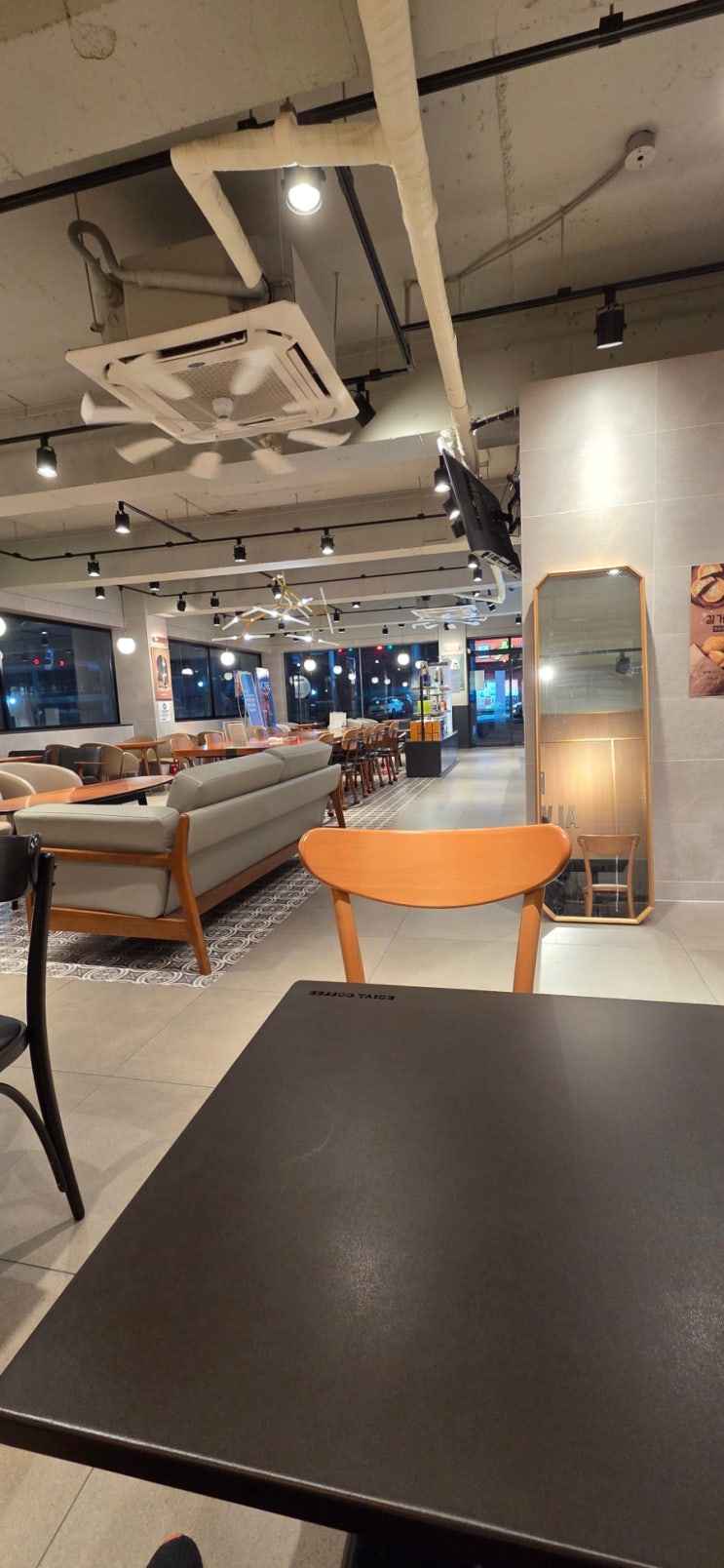 “휴무날 카페 독서와 요즘 투자 생각들”