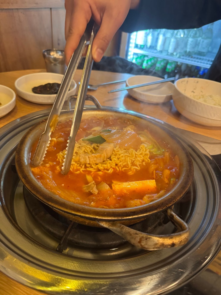  정발산역 김치찌개 맛집 루비통돼지