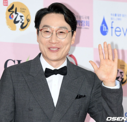   '복귀 선언' 이휘재 컴백! 4년 만에 돌아오는데 왜 벌써 시끌벅적할까요?!