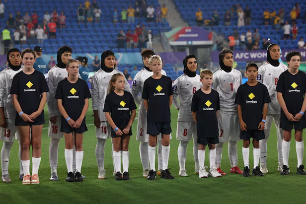 한국전에서 국가를 부르지 않은 이란 여자축구 대표팀, 왜 논란이 커졌나