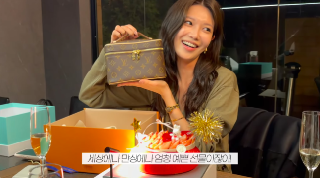 수영 소시 럭셔리 생일파티 공개 | 윤아 티파니 서현 명품 선물 유리한티비 화제