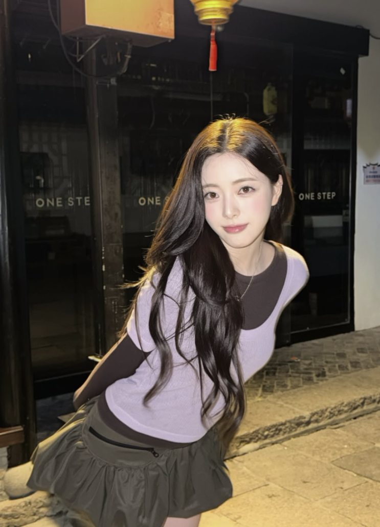  [셀럽 패션] 있지 유나 여행 코디 뭐야? 라벤더 탑 + 벌룬스커트