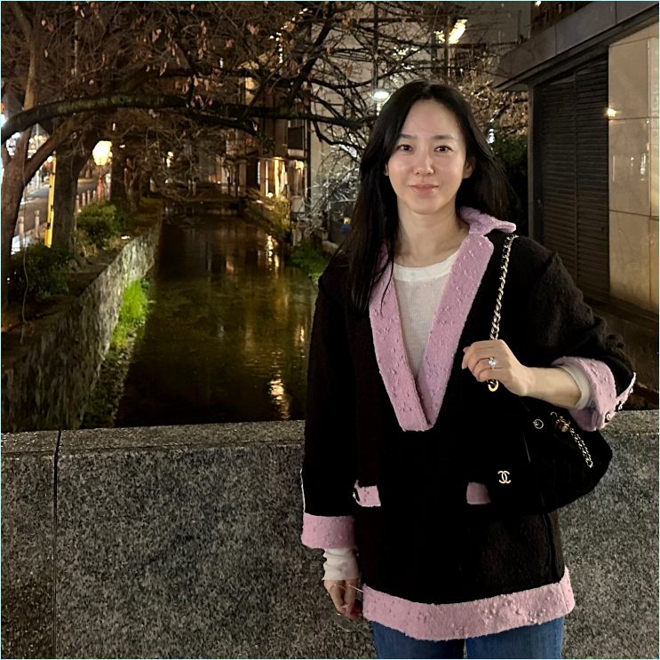 "50대 맞아?" 박주미 일본 여행룩, 샤넬로 도배했는데 대학생 소리 듣는 이유
