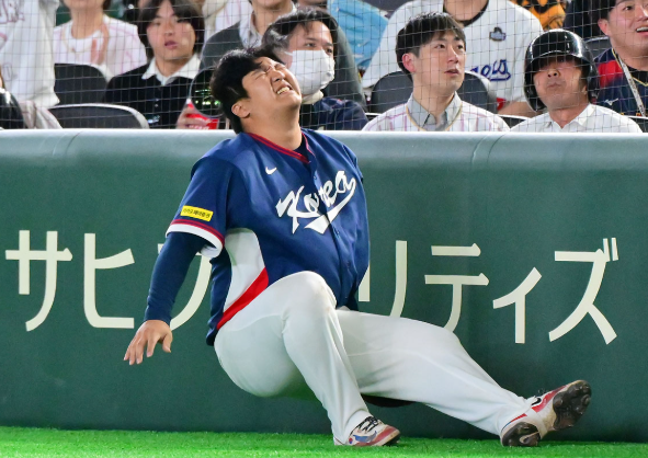 WBC 문보경 프로필 나이 연봉, 한일전 펜스 충돌