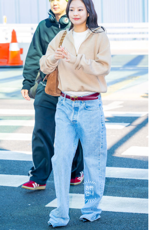  "신발이 두 개예요?" 파리 출국 제니 샤넬 데님의 개미허리 패션