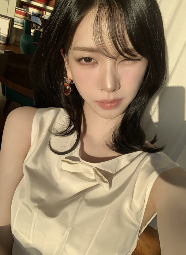  [셀럽 패션] 에스파 카리나 인스타 패션 분석! 프라다 밀라노 패션쇼 착장 그대로 미니 드레스 코디