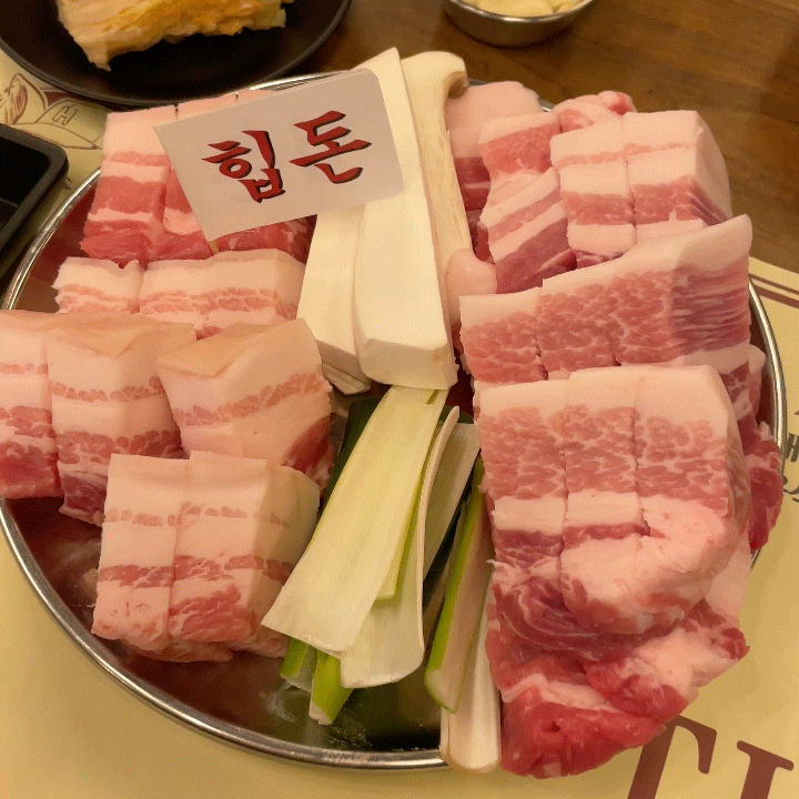  대흥동 고기집 힙돈 | 이게 삼겹살 비주얼이라고? 두툼한 고기 결부터 남다른 대흥동 삼겹살 솔직 후기
