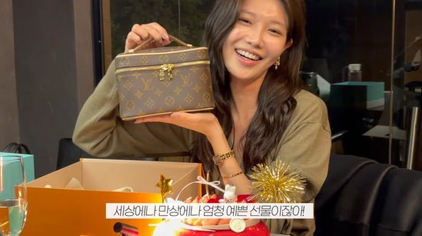 소녀시대 최수영 생일파티 현장…티파니 명품가방 선물 화제