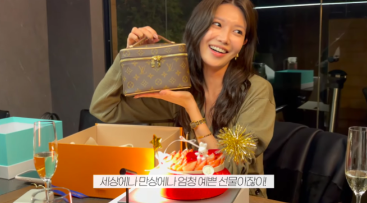 ‘정경호♥’ 수영, 소녀시대와 생일파티…명품 선물 쏟아졌다 “부내나는 언니들”