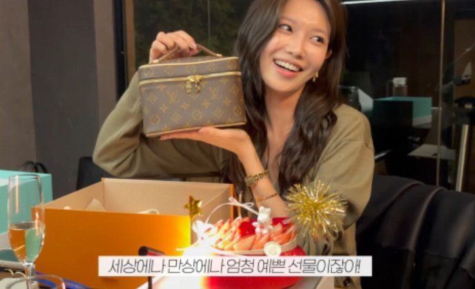   소녀시대 수영 생일파티에 명품 선물 폭발! "역시 부내나는 언니들"