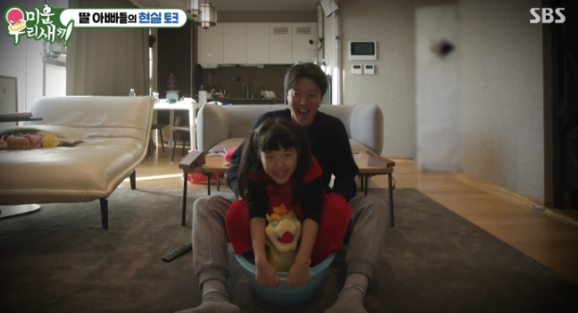   “아빠랑 살고 싶어” 이동건, 딸 로아 위한 새집 이사와 사춘기 앞둔 먹먹한 고백