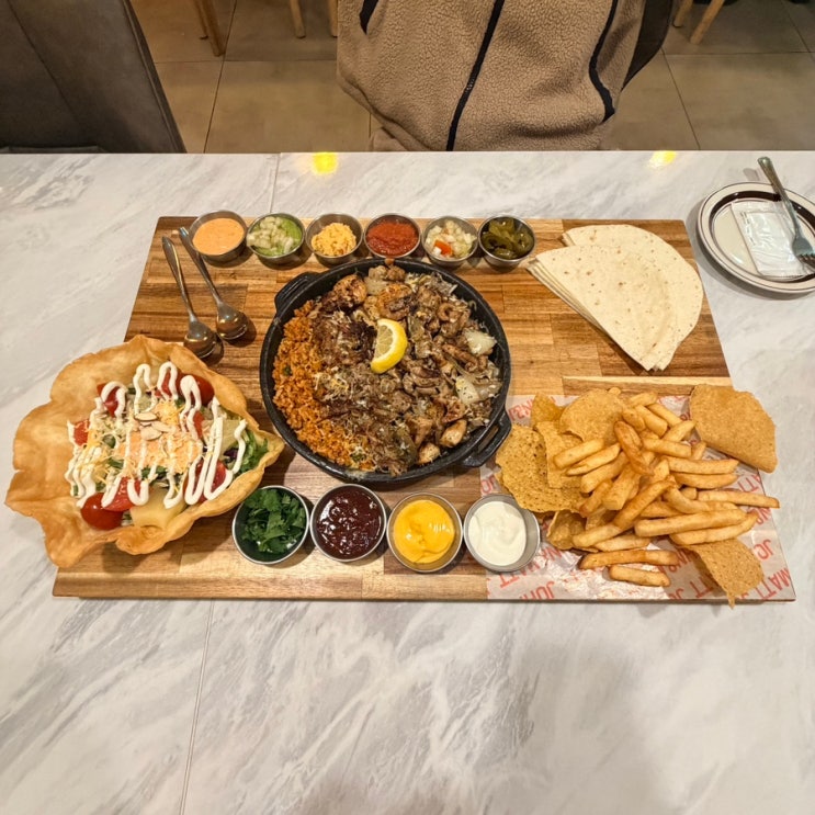  위례 중앙광장 맛집 / 싱싱한 식재료에 직접 만드는 다양한 소스의 타코 맛집 [ 존앤맷타코 위례직영점 ]
