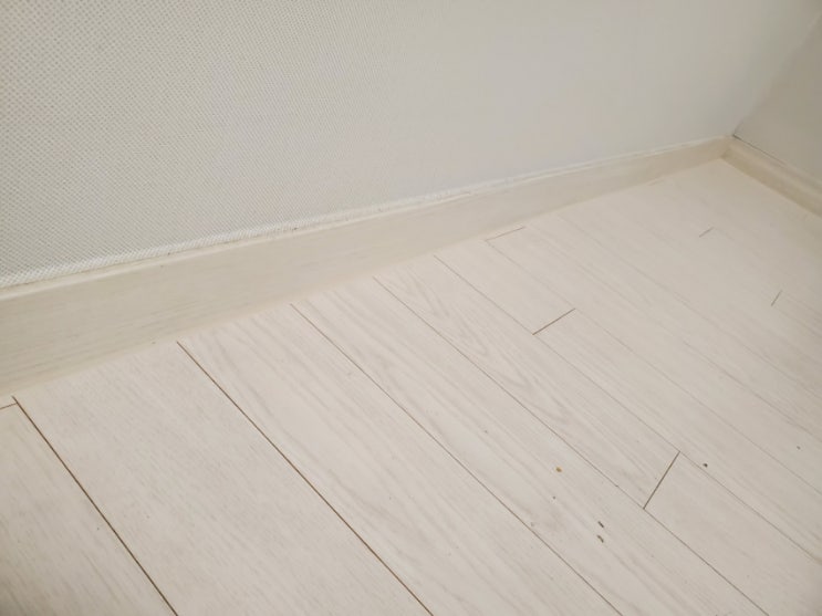  경남 거제시 장평포레나 떨어진 마루 걸레받이 화이트 오크 실리콘 재시공