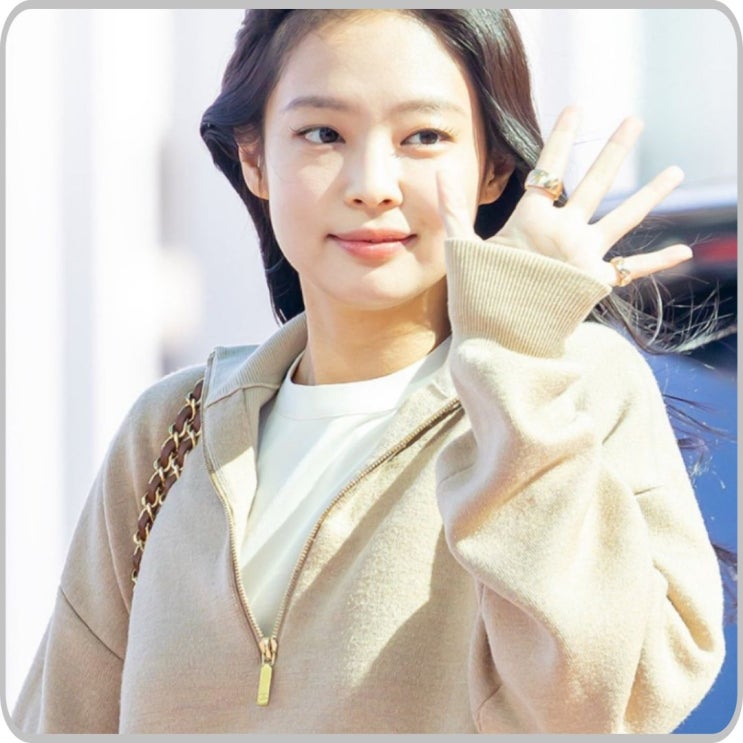  “제니 공항패션 또 레전드 찍었다… 꾸안꾸 데님룩이 이렇게 예쁠 일?”
