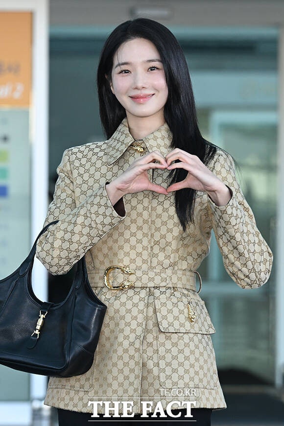 구찌 풀착장 코디 박규영 공항패션 눈에 띄는 구찌 메르카토 가격은?