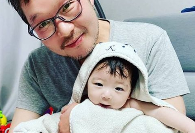   “손자 아니고 아들입니다” 띠동갑 연하와 47세에 결혼한 배우 유재명의 눈물나는 사연