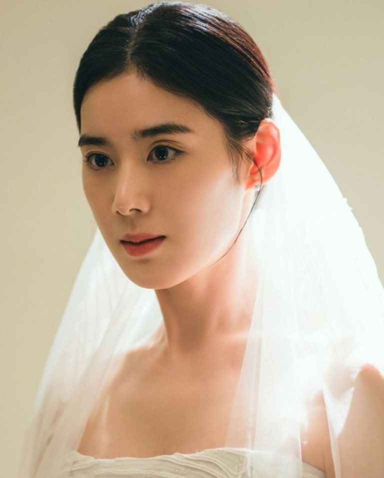 정은채, 순백의 웨딩드레스 자태 공개! 김충재와 열애 중 전해진 깜짝 결혼설의 진실