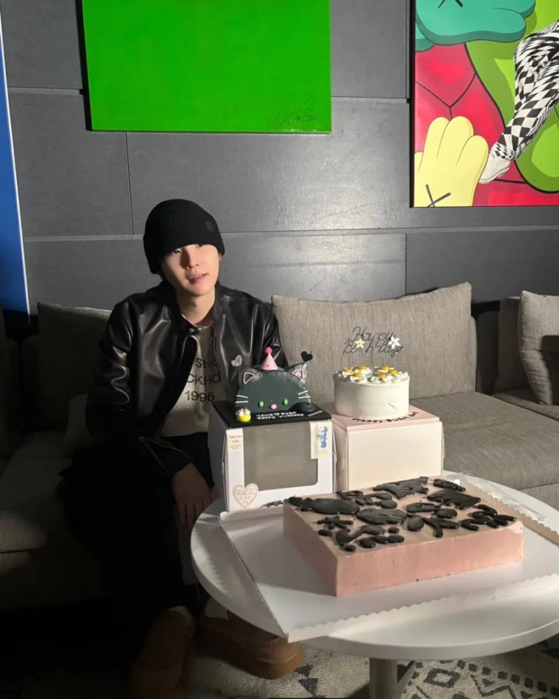 BTS 방탄소년단 슈가 - 260309 생일 축하 감사인사 탕이 고양이 케이크 받는 순간 한장면 포함 ....