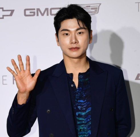 '사생활 구설' 이이경, 결국 하차한다...'용형5' 합류 불발 ->곽선영·윤두준 새 MC 합류